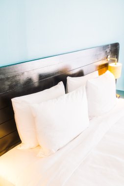 Yatakta güzel lüks beyaz yastıklar