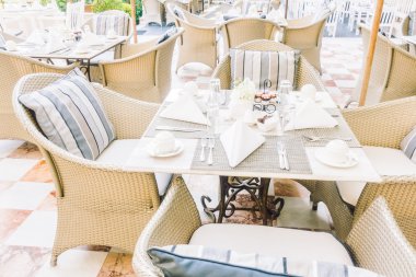 boş masa ve sandalyeler