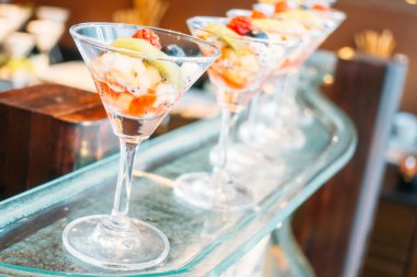 Cam açık büfe yemek, meyve