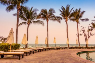 Otel havuzunda yüzme havuzu