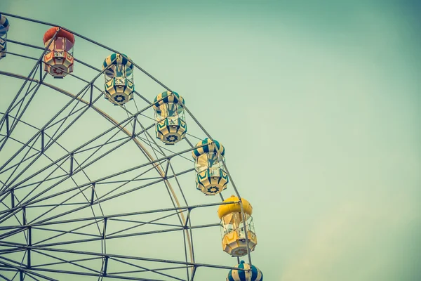 Vintage ferris wheel in het park — Stockfoto