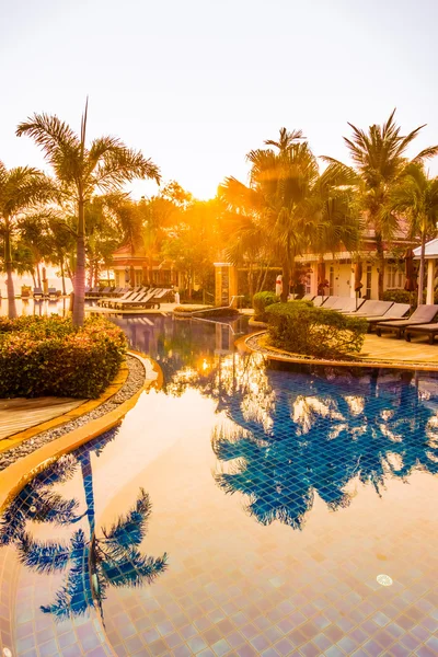 Otel havuzunda yüzme havuzu