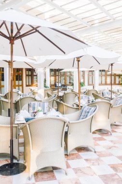 boş masa ve sandalyeler