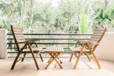 Boş sandalye ve masa