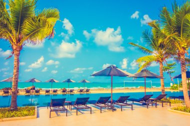 Şemsiyeleri ve sandalyeler Yüzme Havuzu etrafında