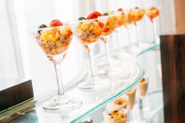 Cam açık büfe yemek, meyve