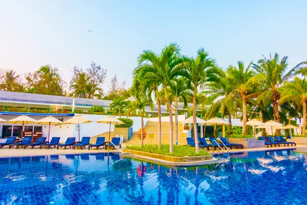 Beautiful luxury Outdoor swimming pool — Stock Photo, Image