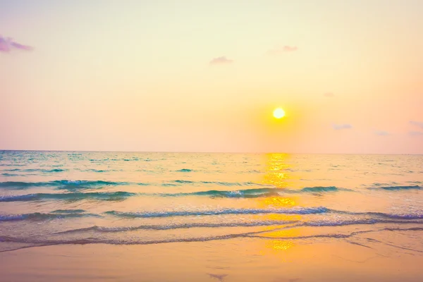 Beautiful sunset on tropical beach — Stock Photo, Image