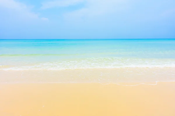 Bellissimo oceano tropicale sulla spiaggia — Foto Stock