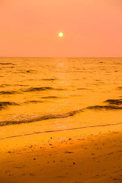 Solnedgång med sky på stranden — Stockfoto