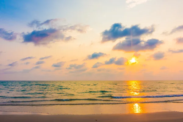 Sonnenuntergang mit Meer am Strand — Stockfoto