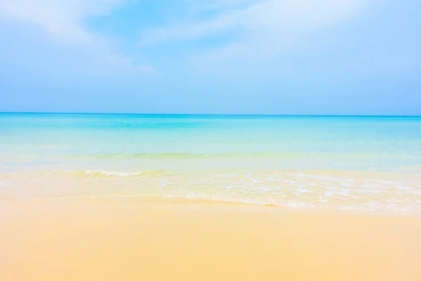 Bellissimo oceano tropicale sulla spiaggia — Foto Stock