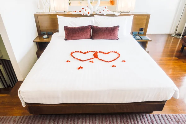 Hermosas almohadas de lujo en la cama — Foto de Stock