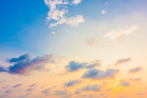 Por do sol com nuvens no céu — Fotografia de Stock