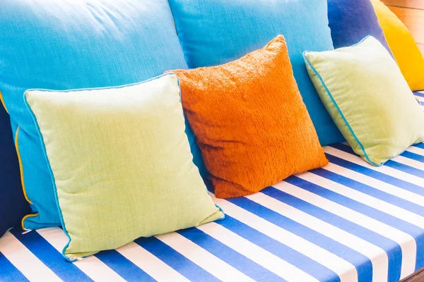 Bellissimi cuscini di lusso sulla decorazione del divano — Foto Stock