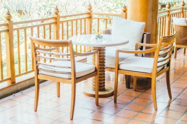 oturma odasında kanepede yastık