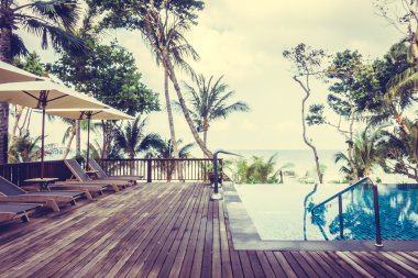 Otelde lüks bir yüzme havuzu