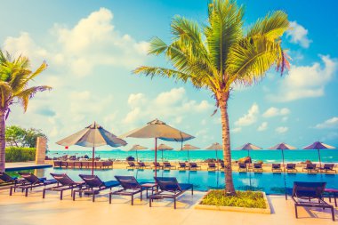 Şemsiyeleri ve sandalyeler Yüzme Havuzu etrafında