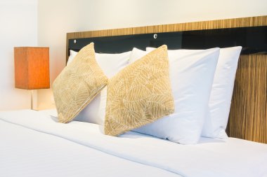 Yatakta güzel lüks yastıklar