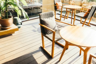 Boş masa ve sandalye