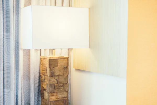 Licht lamp tafeldecoratie in slaapkamer interieur — Stockfoto