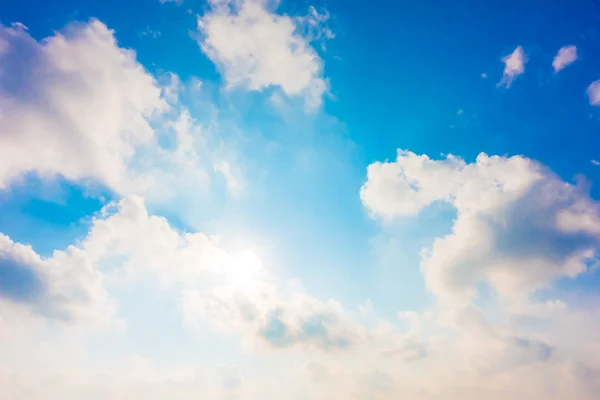 Witte wolken op blauwe lucht — Stockfoto