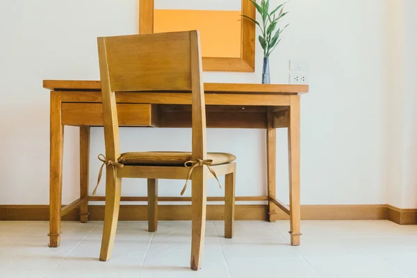 Table et chaise en bois dans le salon — Photo