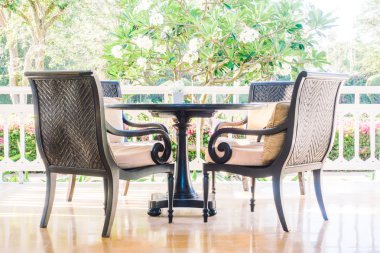 oturma odasında kanepede yastık