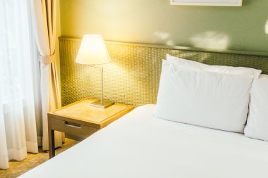 Yatakta güzel lüks beyaz yastıklar