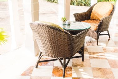 oturma odasında kanepede yastık