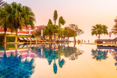 Otel havuzunda yüzme havuzu