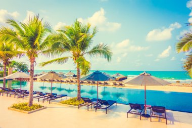 Şemsiyeleri ve sandalyeler Yüzme Havuzu etrafında