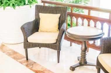 oturma odasında kanepede yastık