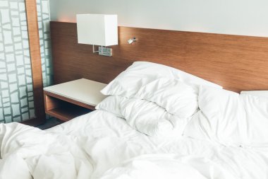 Yatakta dağınık beyaz yastıklar