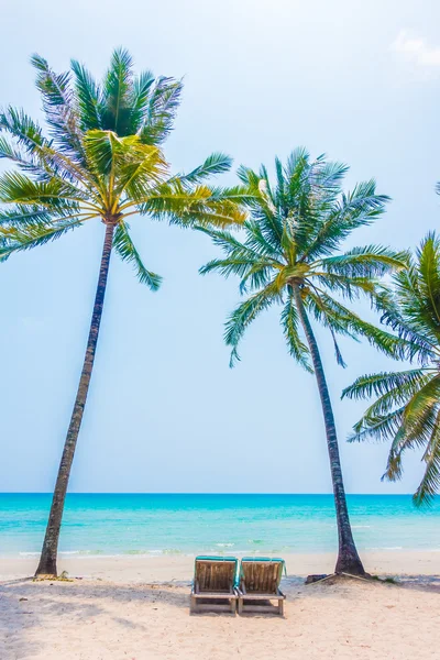 Красивый тропический океан и песчаный пляж — стоковое фото