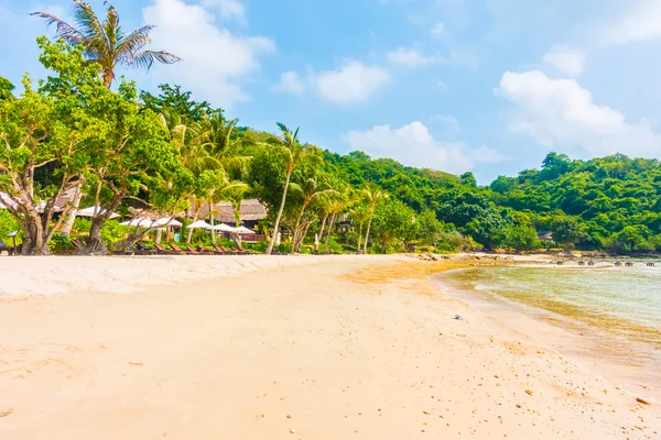 Hermosa playa tropical y el mar — Foto de Stock