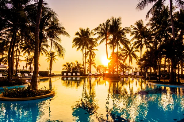 Hermosos paraguas y sillas de lujo al aire libre — Foto de Stock