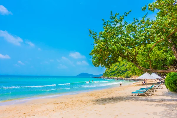 Schöner tropischer Strand und Meer — Stockfoto