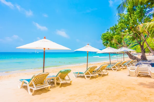 Schöner tropischer Strand und Meer — Stockfoto