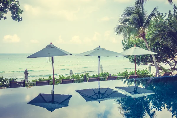 Luxury swimming pool in hotel resort — Stock Photo, Image
