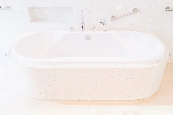 Біла ванна прикраса у ванній — стокове фото