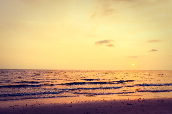 Puesta de sol con cielo en la playa — Foto de Stock