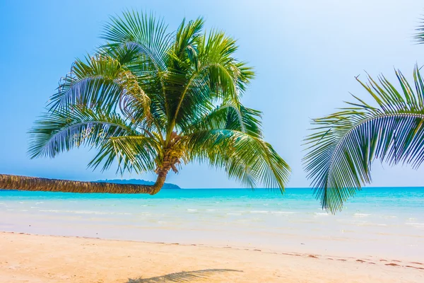 Belo oceano tropical e praia de areia — Fotografia de Stock