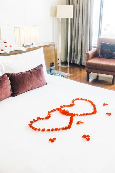 Hermosas almohadas de lujo en la cama — Foto de Stock