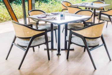 Boş sandalye ve masa