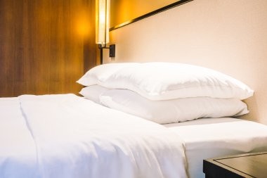 Yatakta güzel lüks beyaz yastıklar