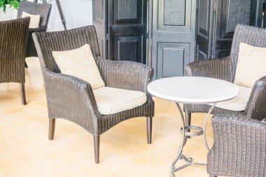 oturma odasında kanepede yastık