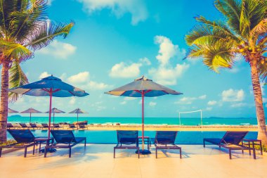 Şemsiyeleri ve sandalyeler Yüzme Havuzu etrafında