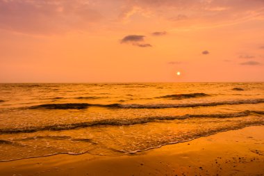 Sahilde gökyüzü günbatımı