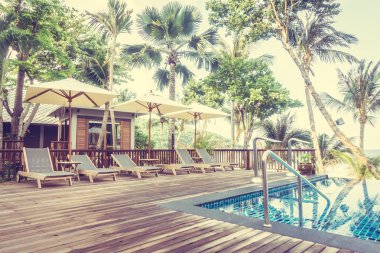 Otelde lüks bir yüzme havuzu